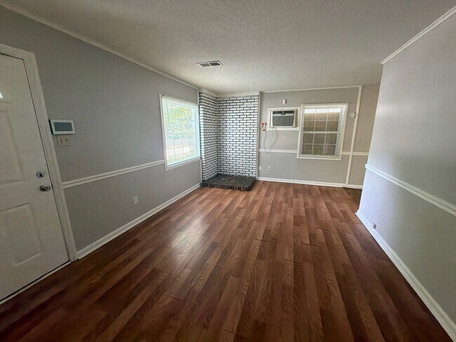 Building Photo - Nice Home In the U of M Area