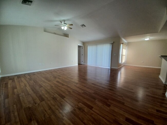 Building Photo - 1124 Diplomat Pkwy W
