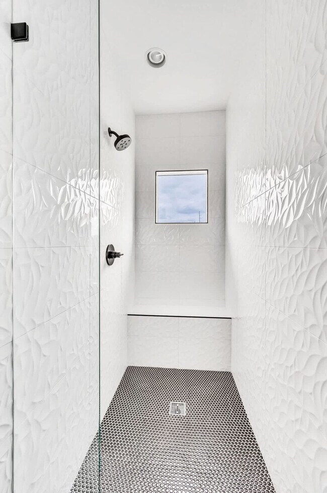 Building Photo - 1332 3rd Ave N