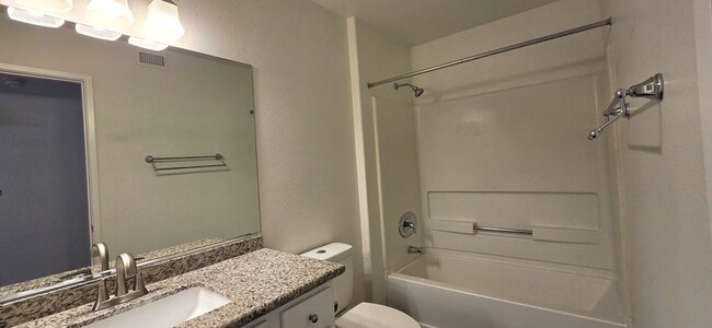 Building Photo - RARE 2nd floor 3 BEDROOM condo in the heart of Seven Hills in gated Horizons @ Seven Hills