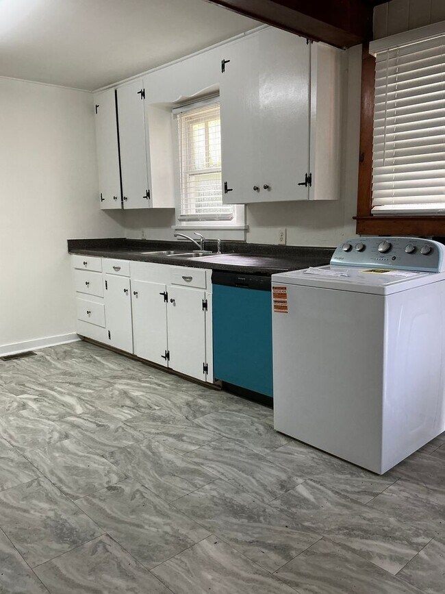 Building Photo - 3 bedroom / 1 bathroom house near St. Mary's/Beechwood/Alps Rd.