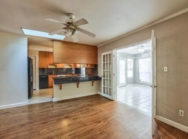 Building Photo - 2093 Greenwood Dr