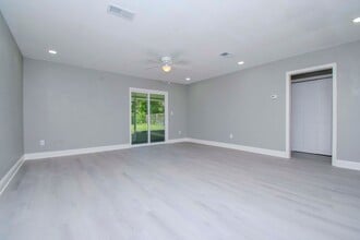Building Photo - 2/1 Duplex with fenced backyard located in...