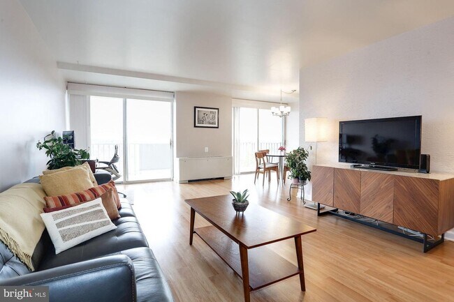 Building Photo - 301 N Beauregard St