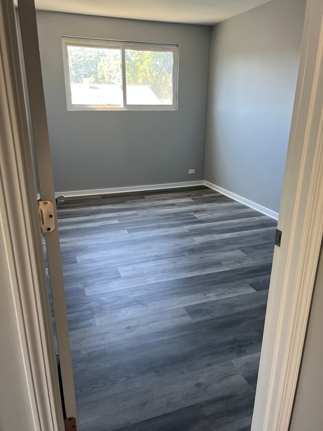 Building Photo - 385 Dover Ln