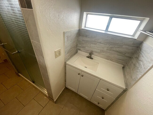 Building Photo - **MOVE IN SPECIAL $500 OFF 1st month** Cha...