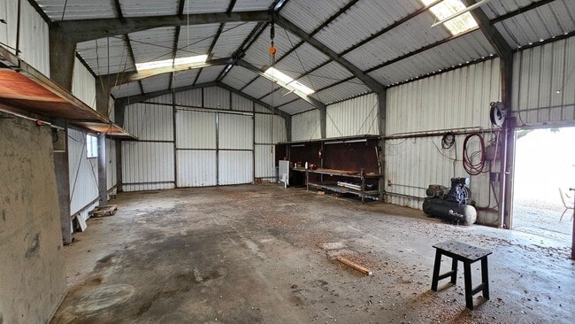 Building Photo - 827 N Armstrong Ave