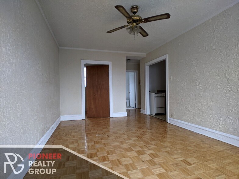 Building Photo - 711 W Belmont Ave