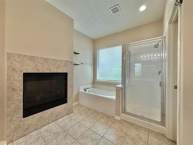Building Photo - 25314 Oak Knot Dr