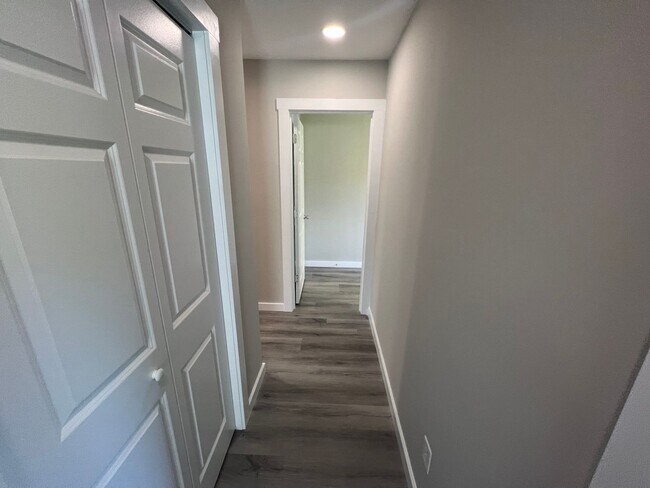 Building Photo - Remodeled 3 bedroom/2 bathroom home with d...