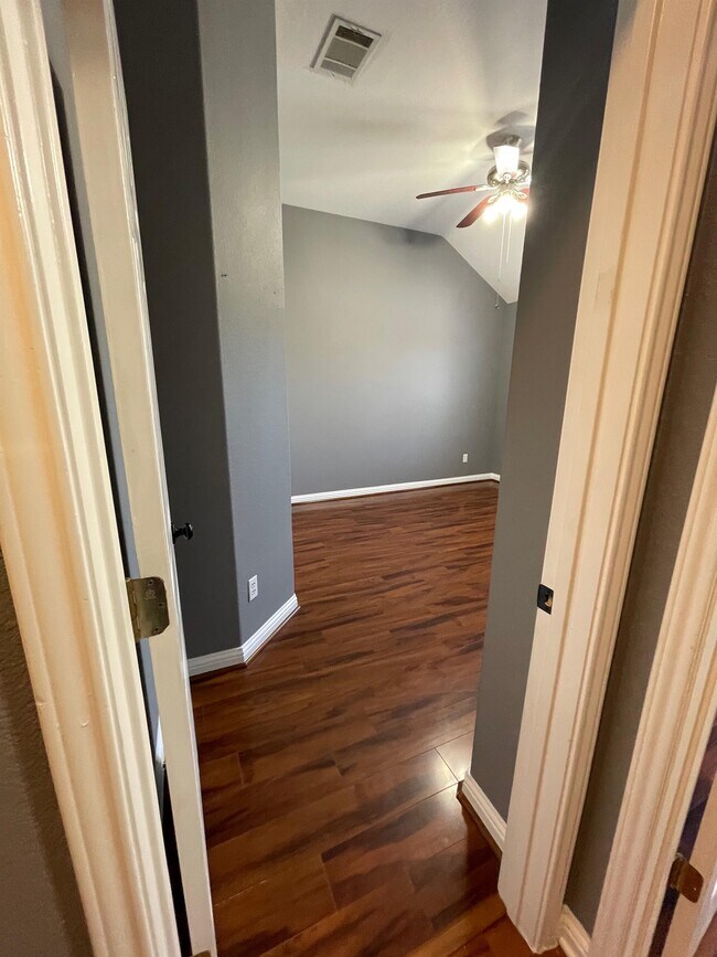 Building Photo - 10312 Yellowstone Dr