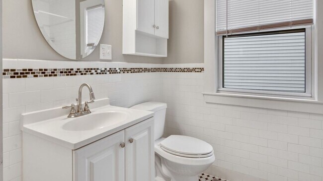 Building Photo - Nice 4.5 bedroom, 2-bathroom unit in lower Allston available for 9/1!