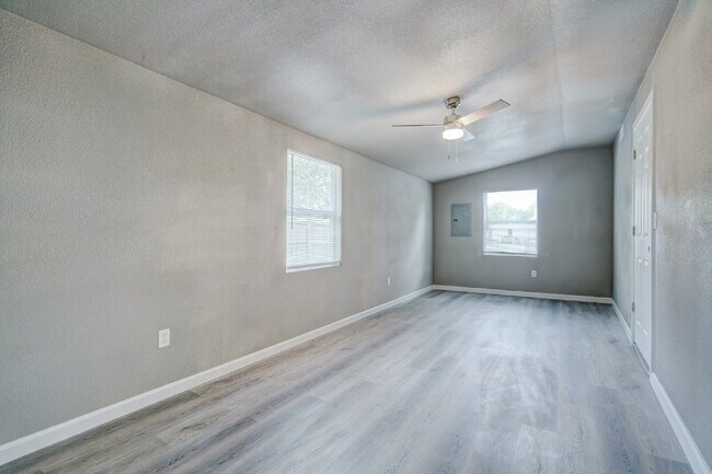 Building Photo - Remodeled 2 Bedroom + Bonus Room