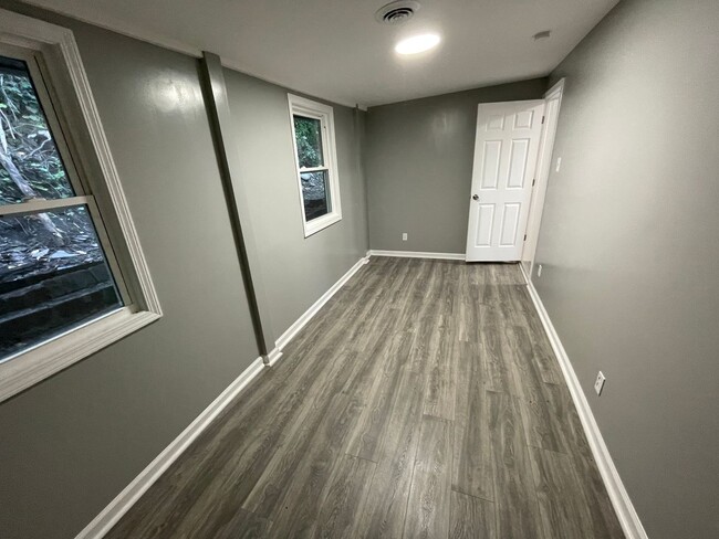 Building Photo - Newly Updated 2 bedroom apartment with an ...