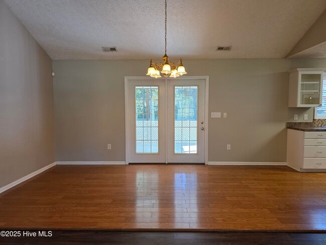 Building Photo - 345 Farina Dr