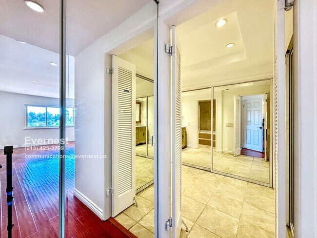 Building Photo - 10211 Clematis Ct