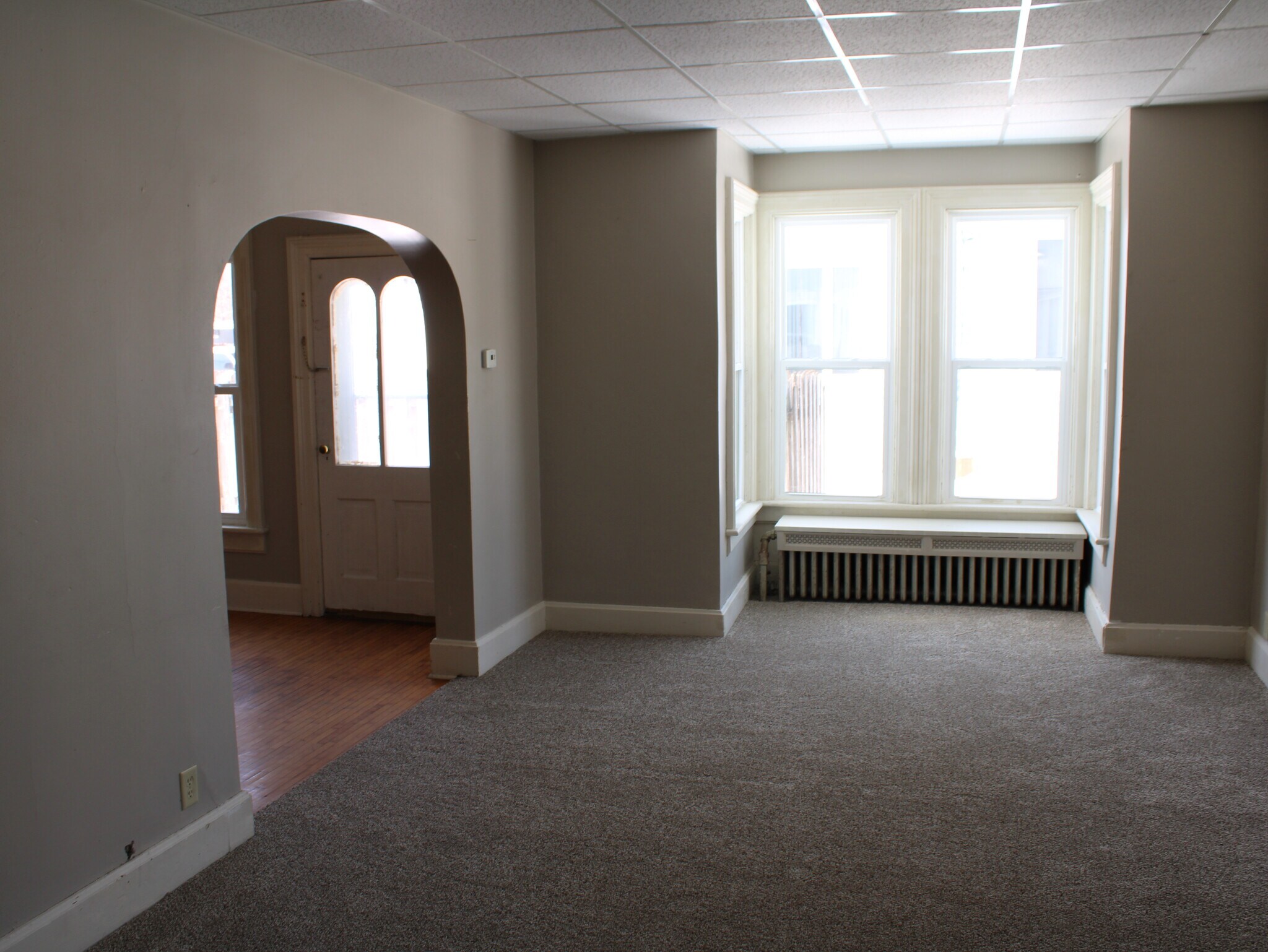 Spacious living room with brand new carpet. - 28 5th St
