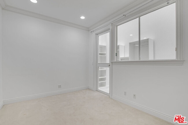Building Photo - 132 S Maple Dr
