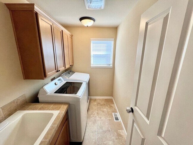Building Photo - Spacious 5bed/2.5bath W/Bonus Room