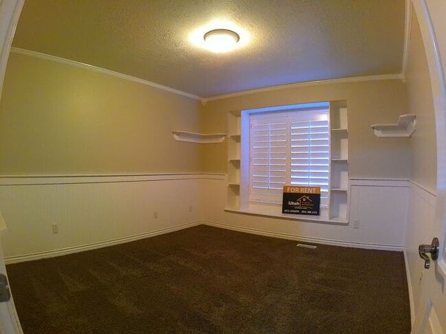 Building Photo - 5 bdrm 3bth Home 3 Car Garage Some utiliti...