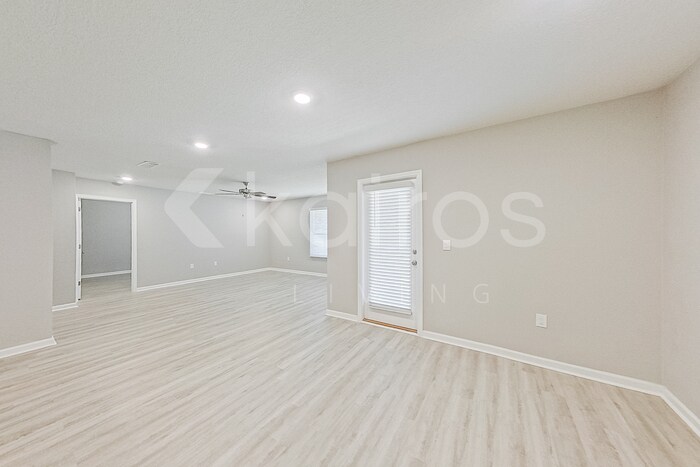 Building Photo - 289 Monarch Ln