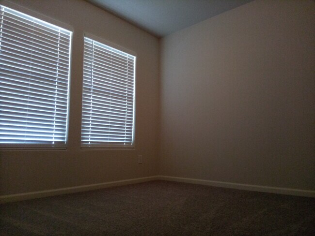 Building Photo - 151 S Seneca Dr
