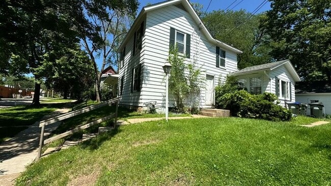 Building Photo - $2,100 | 4 Bedroom, 2 Bathroom Multi Floor...