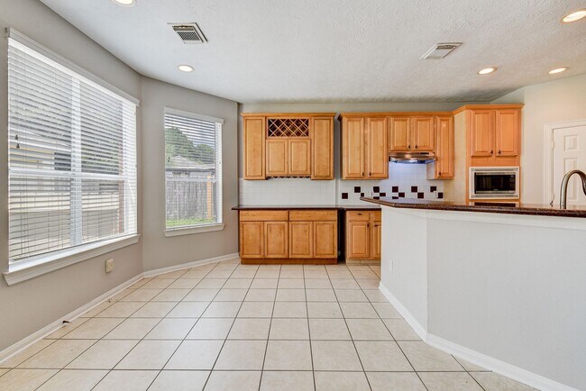 Building Photo - Beautiful 4 bedroom 2.5 bathroom with mass...