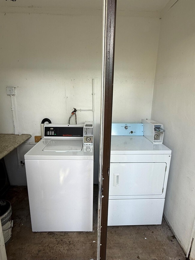 Building Photo - 3880 Woodside Dr