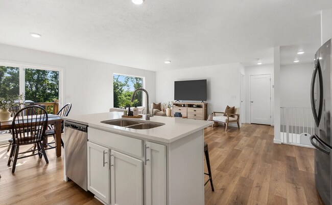 Building Photo - Beautiful 5 bedroom home - Nixa MO