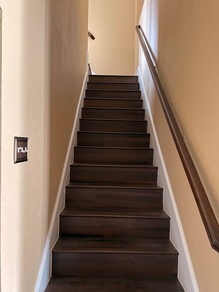 Building Photo - 10133 Sanden Dr