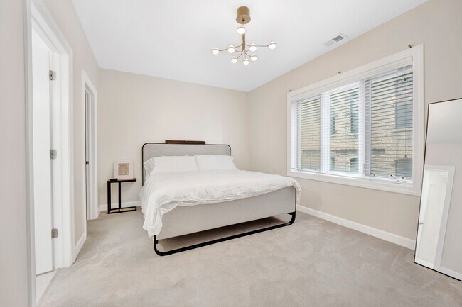 Building Photo - 870 N Milwaukee Ave