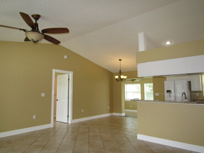 Building Photo - 2624 Valencia Rd