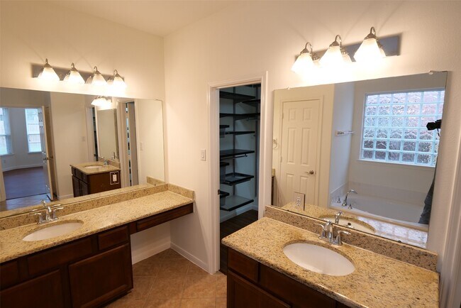 Building Photo - 6119 Lakenshire Falls Ln