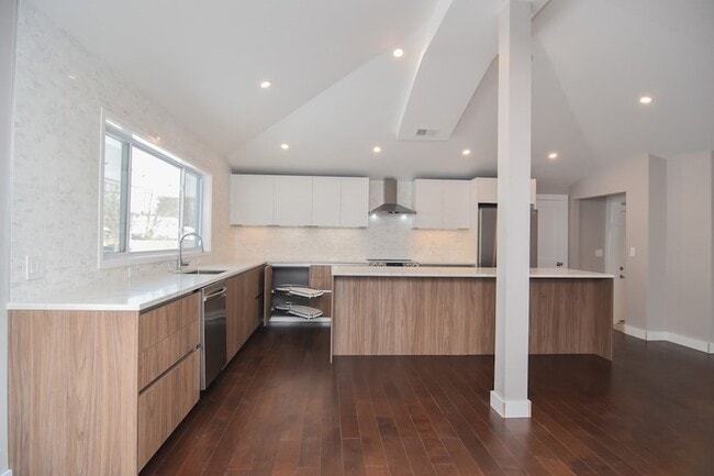 Building Photo - 27 Fenway Dr