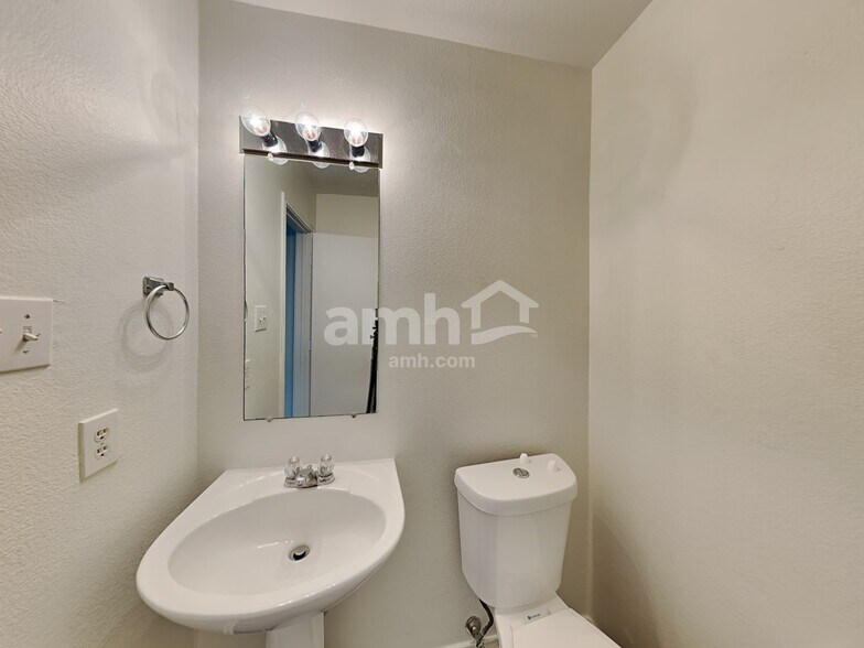 Building Photo - 1409 Laurel Ln