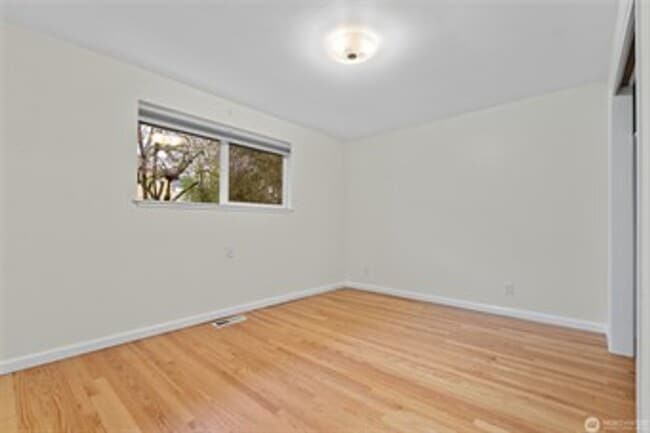 Building Photo - 3Bd/1.75Ba Seattle House
