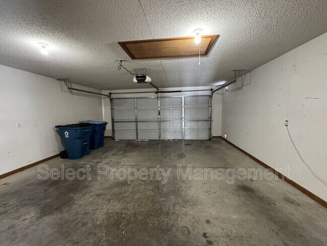 Building Photo - 829 Willen Ln