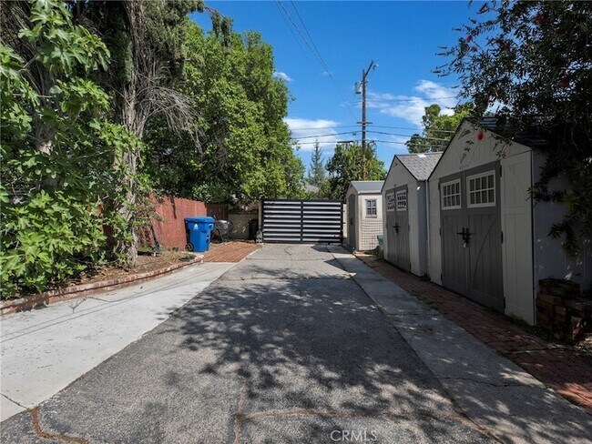 Building Photo - 10918 Reseda Blvd