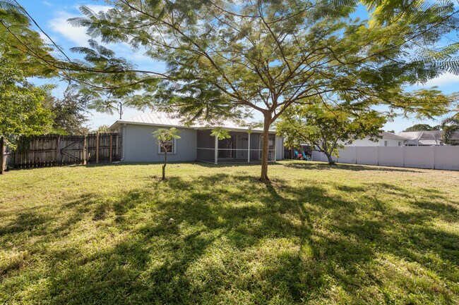 Building Photo - 173 SW Ray Ave