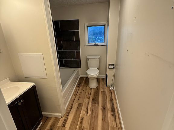 Building Photo - Practical and Move-In Ready