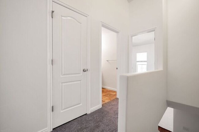 Building Photo - Awesome Townhome in Iverness Square in Murray