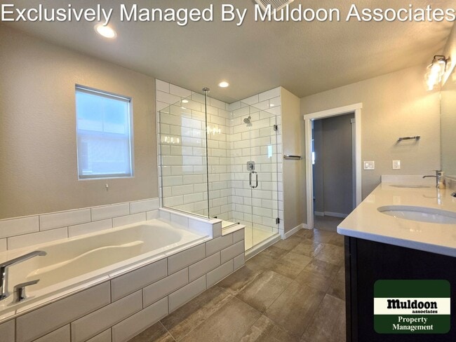 Building Photo - Beautiful 3 bed, 3 bath home in the desirable Pathways community!