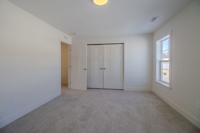 Building Photo - 1548 Simsbury St