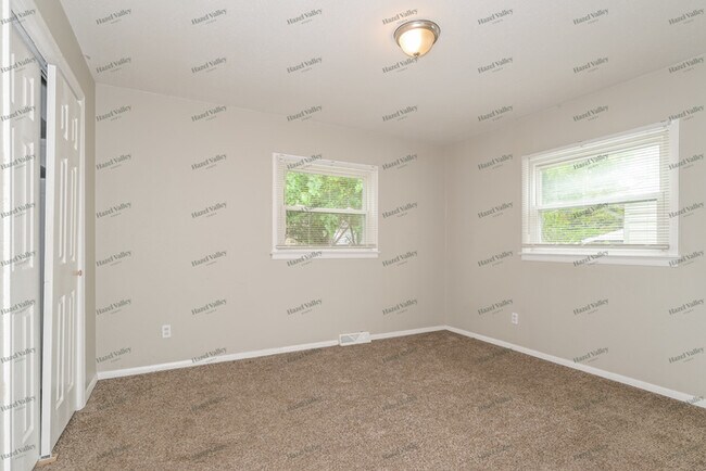 Building Photo - 1430 Broadlawns Ln