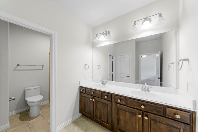 Building Photo - 4829 Bayview Dr