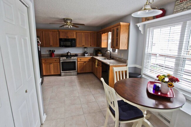 Building Photo - 2627 Holly Rock Dr