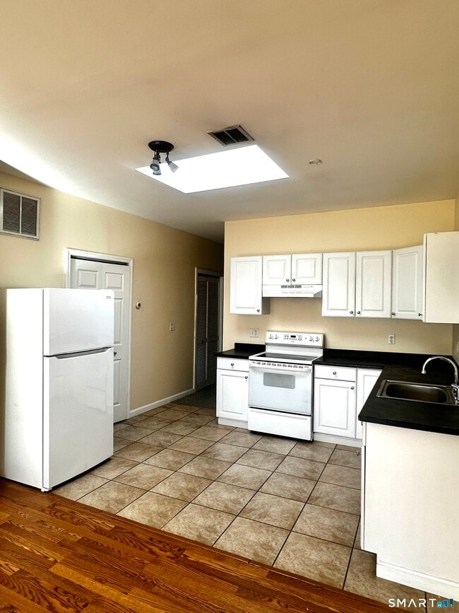 Building Photo - 32 W Main St