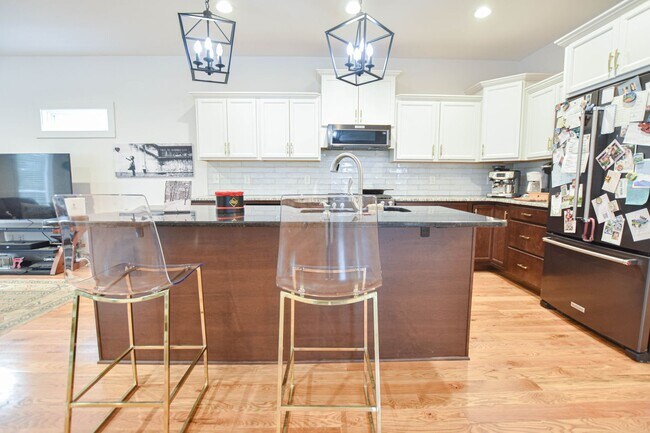 Building Photo - Modern Three Bedroom!