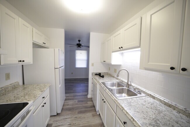 Building Photo - 7909 Carmel Rd